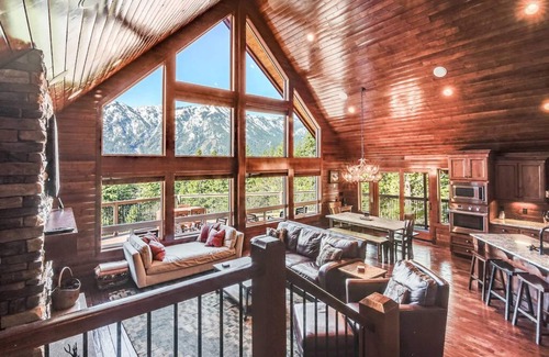 Cle Elum House | Deck the Halls with Mountain Views in Winter Lodge+Fall 3rd Night