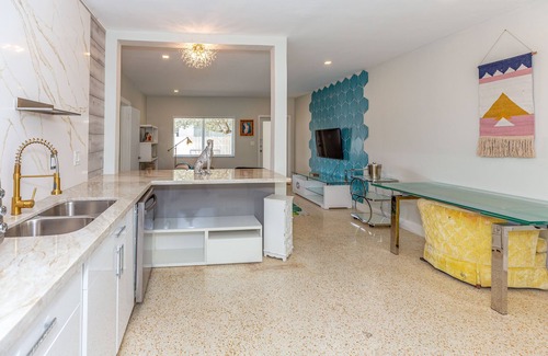 Surfside Apartment | Deco Drift 2 bedroom Apartment