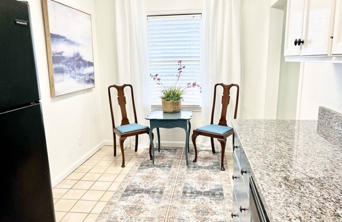 Valdosta Cottage | Decorator's Cozy Cottage adjacent to VSU and SGMC