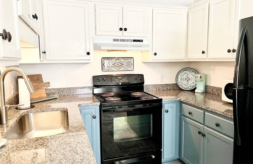Valdosta Cottage | Decorator's Cozy Cottage adjacent to VSU and SGMC