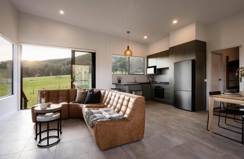 Bright Apartment | Deep Creek: Rosie's Rest - Modern farmstay with breathtaking views.