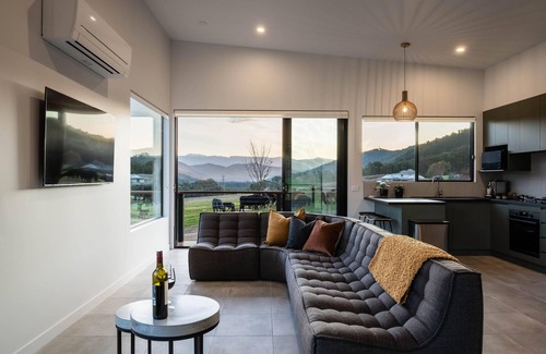 Bright Apartment | Deep Creek: Saddler's Stay - Modern farmstay with breathtaking views.