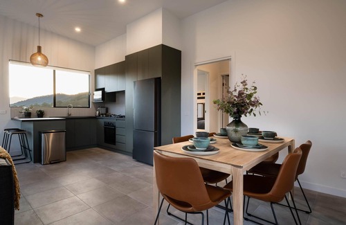 Bright Apartment | Deep Creek: Saddler's Stay - Modern farmstay with breathtaking views.