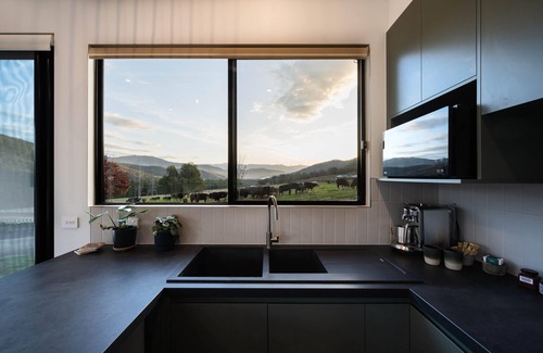 Bright Apartment | Deep Creek: Saddler's Stay - Modern farmstay with breathtaking views.