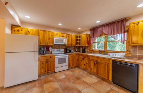 Piney Creek Cabin | Deer Crossing Cabin-Gorgeous Mountain/Valley Views, Near Sparta, NC