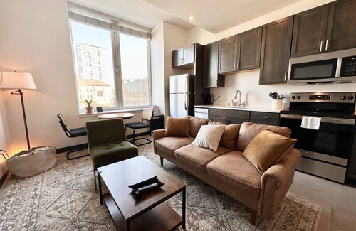 Westown Apartment | Deer District Studio Apt - One Block from Fiserv and Baird