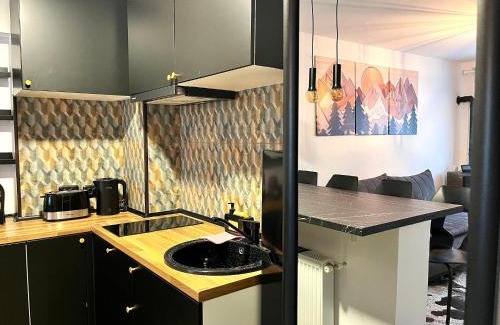 Jibert Apartment | Deer House - Fireplace & Private Parking