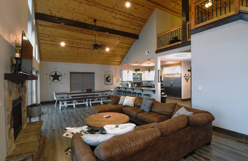 Lampe House | Deer Ridge Lodge ADA Water View w/Pickleball Court