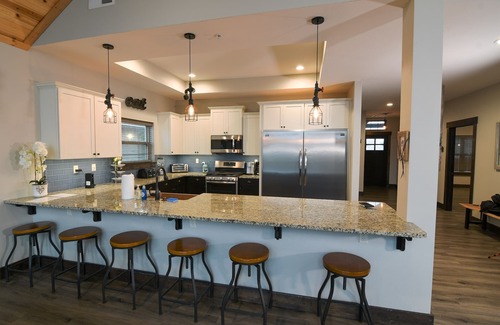 Lampe House | Deer Ridge Lodge ADA Water View w/Pickleball Court