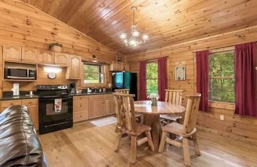 Logan Cabin | Deer Run Cozy 1BR pet-friendly Cabin w/Hot Tub