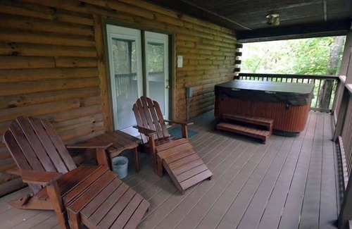 Logan Cabin | Deer Run Cozy 1BR pet-friendly Cabin w/Hot Tub