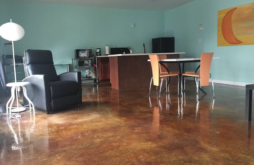 Hernando Cottage | Deer Run - Hidden Gem Where You Can Enjoy Woods, Wildlife, and Gardens