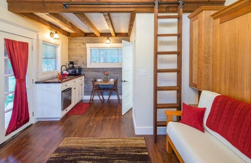 Elm Mott Cabin | Deerfield Countryside Tiny Cabin #5 - 10 min to Silos at Magnolia