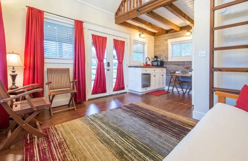 Elm Mott Cabin | Deerfield Countryside Tiny Cabin #5 - 10 min to Silos at Magnolia