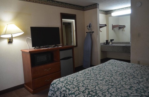 Xenia Hotel | Deerfield Inn