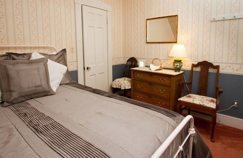 West Dover Bed & Breakfast | Deerfield Valley Inn, 5min. to M.Snow Room Entire Innn