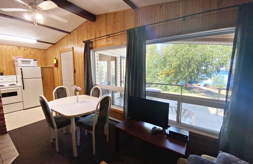 Manitoba Cabin | "Deja Blue" Breezy beachfront bliss!