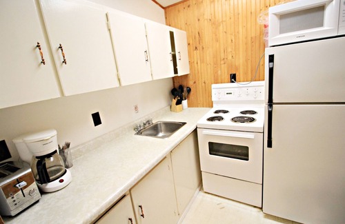 Manitoba Cabin | "Deja Blue" Breezy beachfront bliss!