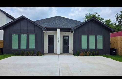 Foster Place House | Dej’s Modern Retreat…Downtown Houston Texas