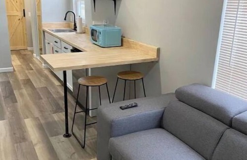 Hillsboro House | Delightful 1 bedroom modern shipping container!