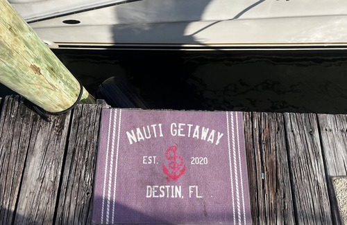 Niceville Boat Rental | Delightful 1 Bedroom Yacht with Spectacular Sunsets