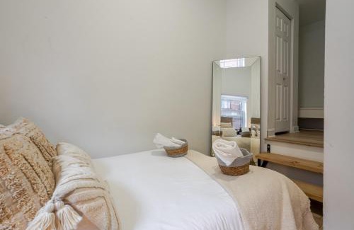 Ville-Marie Apartment | Delightful 2BR in Village Downtown