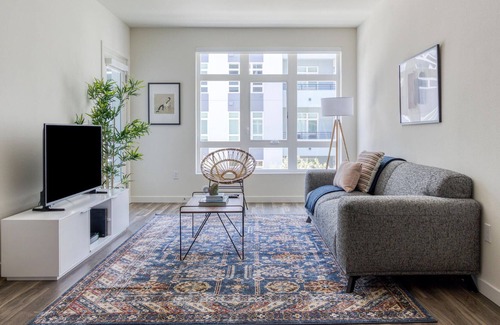 Pill Hill Apartment | Delightful 2BR + Parking in Oakland by Zeus