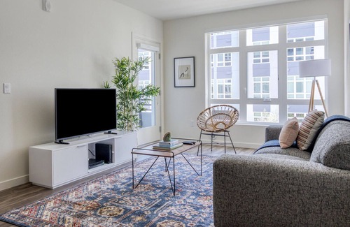 Pill Hill Apartment | Delightful 2BR + Parking in Oakland by Zeus