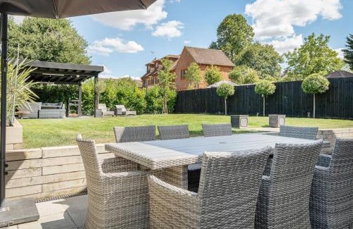 Abbots Langley House | Delightful 3 Bed Country home with Large Garden