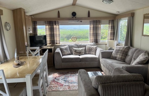 Heacham Cabin | Delightful 3 Bedroom Caravan with Decking Heacham