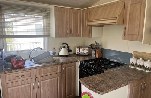Heacham Cabin | Delightful 3 Bedroom Caravan with Decking Heacham