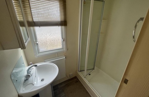 Heacham Cabin | Delightful 3 Bedroom Caravan With Decking Heacham
