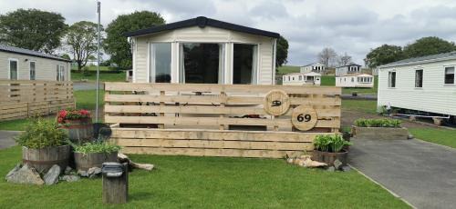 Balminnoch House | Delightful 3-bedroom static caravan with lazy spa and loch view