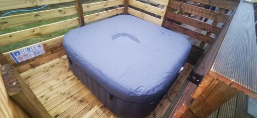 Balminnoch House | Delightful 3-bedroom static caravan with lazy spa and loch view