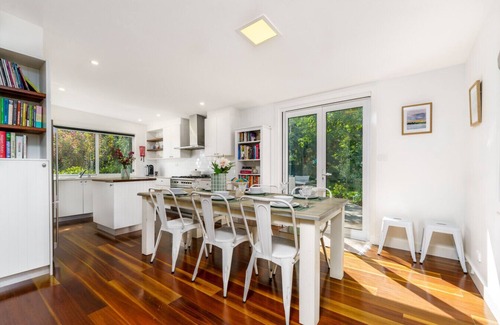 Pialligo Apartment | Delightful 3BR Escape | 9 mins to War Memorial