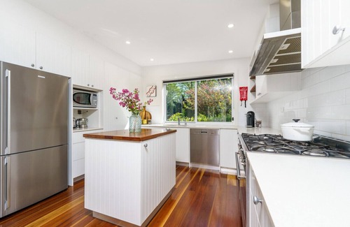 Pialligo Apartment | Delightful 3BR Escape | 9 mins to War Memorial