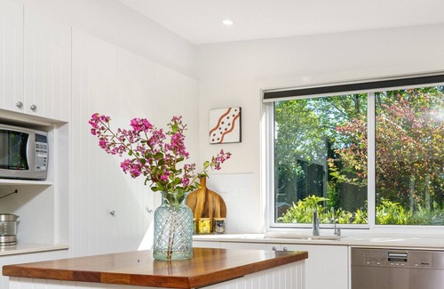 Pialligo Apartment | Delightful 3BR Escape | 9 mins to War Memorial