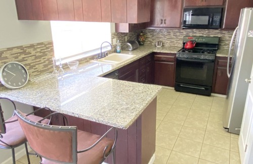 Turlock House | Delightful 4 Bedroom with POOL & BBQ
