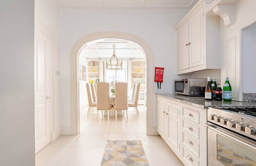 Belgravia House | Delightful 6 Bed Villa by Buckingham Palace with AC