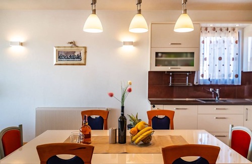Razanac Apartment | Delightful Apartment in Radovin with Garden