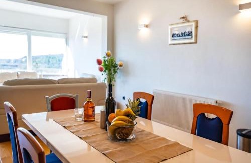 Razanac Apartment | Delightful Apartment in Radovin with Garden