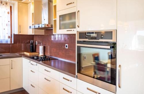 Razanac Apartment | Delightful Apartment in Radovin with Garden