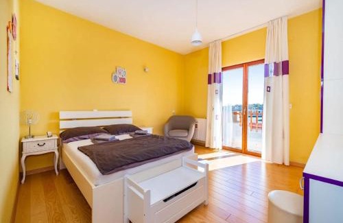 Razanac Apartment | Delightful Apartment in Radovin with Garden