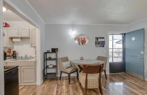 Melrose Apartment | Delightful Charmer - Pool Access