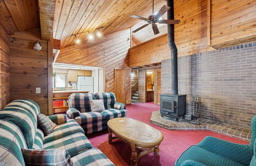 McCall House | Delightful, Dog-Friendly Cabin w/Gorgeous Wooden Setting, Wood Stove, Free WiFi