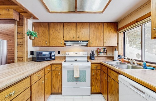 McCall House | Delightful, Dog-Friendly Cabin w/Gorgeous Wooden Setting, Wood Stove, Free WiFi
