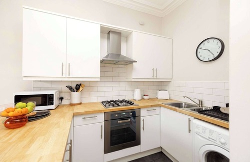 West End Apartment | Delightful Flat Near the City Centre
