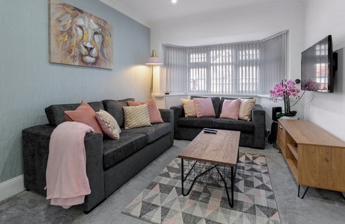 Birmingham House | Delightful House 4 bed 2 bath with parking