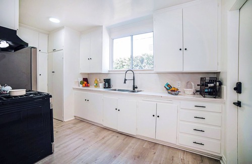 Sawtelle House | Delightful house with WiFi in vibrant West Los Angeles