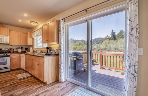 Orick Cabin | Delightful Northern Retreat w/ Gas Grill, Free WiFi & Easy Access to Redwoods